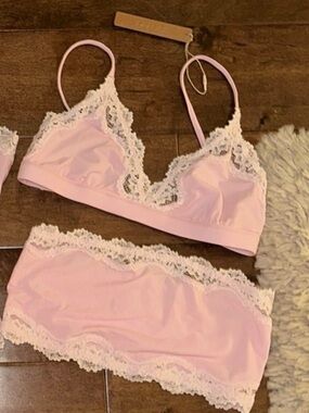 SKIMS FITS EVERYBODY LACE BRALETTE, BANDEAU CHERRY BLOSSOM TONAL XS/S